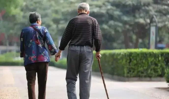同小区70多岁拐杖老邻居与杨守常老人